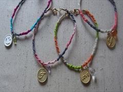 ミサンガを指先に・・・。あなたの願いを叶える手助けをしてくれるかも？！