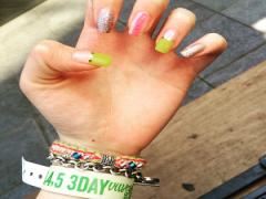 「夏だからこそ」を楽しみたい！ネオンカラーのネイルで指先からはじけたい