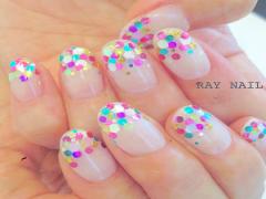 流行のホログラムネイルでつめ先からキラキラに♡