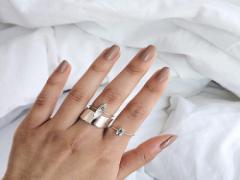 くすみがかったアースカラーネイルで、落ち着いた大人な雰囲気を。