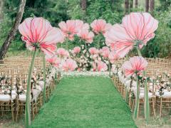 結婚式のテーマは"妖精"。たくさんのお花に囲まれた素敵な私だけの式