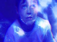 夏は派手色だけじゃない！渋めの色をコーディネートに添えて。