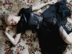 トップスは甘く、ボトムスは大人っぽく。バランス夏コーディネート