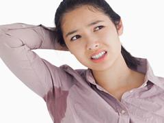 夏の大敵、ワキ汗。“NOT汗染みトップス”でワキ汗バレを完全回避