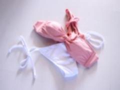 美スタイルを見せ付けたい。飾りに惑わされないシンプルなビキニ