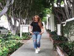 服がシンプルだから映える。派手かわいい靴が主役のコーディネート