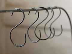 収納上手は○○を使いこなす！意外と万能“S字フック”の活用法