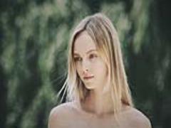 ヘルシーに着こなすのが鍵！”肩and鎖骨”を出して女っぽさ魅せつけcoordinate