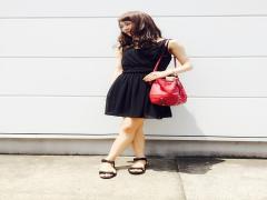 モノトーンコーデには赤バッグをプラスして。大人Ladyを作る最強コーディネート