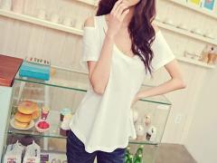 コーデに「隙」をプラスして。（肩・背中・胸）“○○開きトップス”で程よいおフェロガ