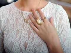 あなたの女性らしさを引き出します。シンプルに輝く上質なアクセサリーの提案。