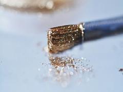 さりげないお洒落にこそ、センスが光る。ゴールドを効かせた洗練スタイル