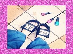 ちょっとお出かけするときも便利！夏らしさとトレンド感が満載なフラットサンダルがかわ