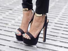 サンダルからチラっ♪可愛い女の子はフットネイルも抜かりな〜し！