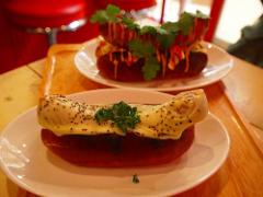 パンの大きさ完全無視！パリッとジューシー超ロングホットドッグ3選