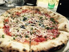 石窯ピザと青い空。自然に囲まれた古民家「雲亭」で至極のひとときを。