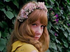 ピンク色の本の中、Petra Collinsのガーリーworldに女の子は夢中です