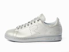 「アディダス バイ ラフ・シモンズ」テーマはヴィンテージの宇宙服！