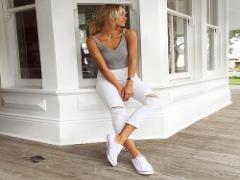 さりげなく輝く足首にキュン♡アンクレットでシンプルコーデを格上げする