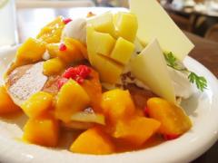 全部覆うほどのごろごろ濃厚マンゴー！夏を感じる期間限定パンケーキに注目☆