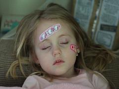 傷は可愛く隠すのよ。お家にある◯◯でオリジナル絆創膏の作り方