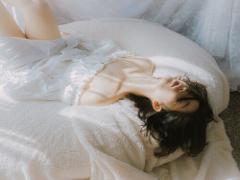 ぼんやり▷目を惹くgirlへ。オールホワイトに"一色差し色"で華やぎコーデ