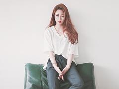 シンプル＆メンズライクな"VネックT"を、＋3つのアイテムでとことん着こなす。