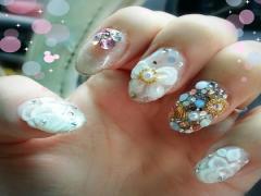 3Dのデコレーションで大人可愛いく派手ネイルに挑戦♡