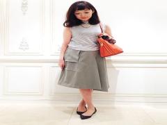 膝丈スカートを夏らしくすっきりコーディネートする方法！