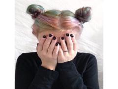 オールブラックコーデにはシルバー&amp;パールの小物を散りばめて＊