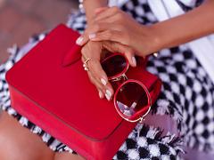 無難コーデからの脱出計画。たまには主役級カラーバッグをCHECK