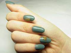 派手でもないけど地味でもない。上品で落ち着いてる”スモーキーネイル”のすすめ