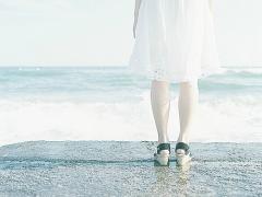 パステルネイル × 引き締めカラーサンダル でつくる、夏の足元レシピ♡