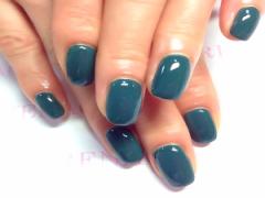 シンプルも、お目立ちも。“モスグリーンネイル”で秋のオトナ化計画始めます