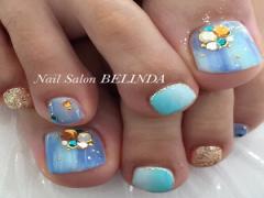 これから夏本番！実はオシャレなフットネイルも注目されてるんですよ♡