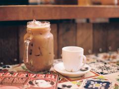 "カフェラテはこれで飲むの。"冷たい飲み物と一緒に使いたいコップ特集