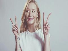 "とりあえずピース"を卒業！海外セレブに学ぶ・カッコよく写る簡単ポーズを習得し