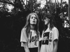 手が届きそうな高嶺の花。モノトーン＋1秋カラーで叶えられる大人上品コーデ