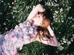 秋こそ”清楚女子”になれる時。フェミニンブラウスで夏とは違ったワタシ