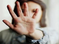 秋ネイルは可愛さもクールさも兼ね備えている“深い赤”を取り入れよう