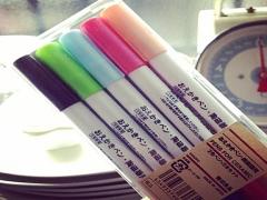 「らくやきマーカー」で、世界に一つの食器を描きましょう♩