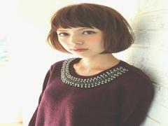 丸メガネが似合う秋のヘアスタイルはパッツン前髪でキマリ♡