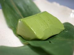 1ヶ月前から予約を。たった1坪の煉り菓子専門店「銀座かずや」の和菓子たち