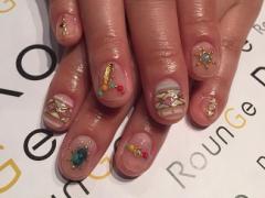 まだまだ人気のフェザーパーツ♪組み合わせ次第でネイルの印象が変わる！！