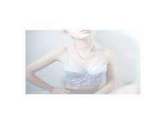 へそだしや脚見せより色っぽい？大胆なベアトップで潔くデコルテを出して