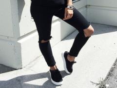 ちょいヌケがポイント。パンツ×黒スリッポンで大人カジュアルを目指せ