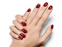 深みある色合いに惹かれる。“ボルドーネイル”で作る秋の指先