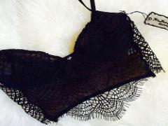 ビスチェの露出度を抑えたい！Tシャツと合わせればかっこいいコーディネートの完成