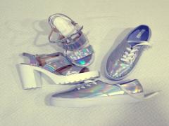 スポサンも、パンプスも。この夏、足元「メタリック」がアツイ♡