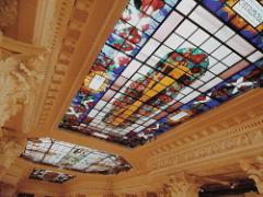 特別感のあるステンドグラスを指先に。可愛い系から大人っぽい系まで